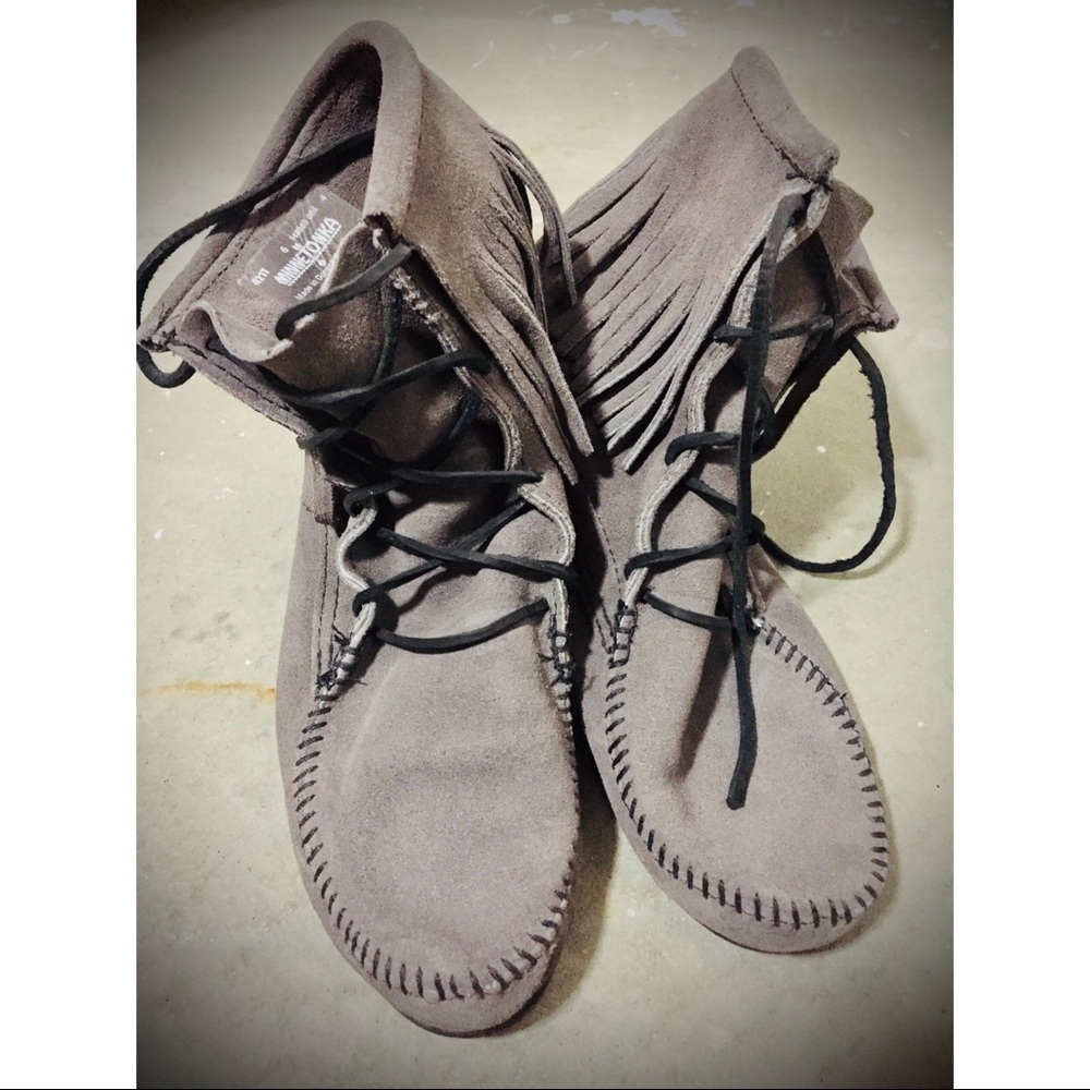 Minnetonka suede single fringe booties size 6
